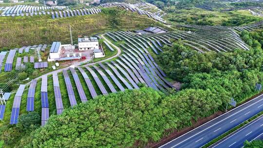 广东梅州五华县山坡上的太阳能光伏板全景