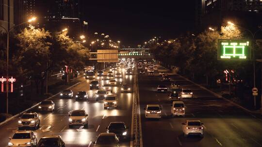 夜晚北京繁忙的交通行驶的车辆