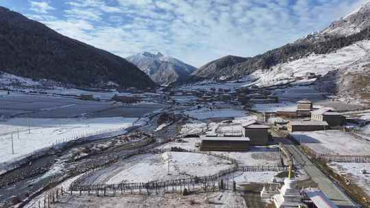 川西航拍雪后的上城子村雪景田园风光