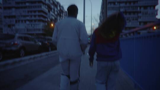 情侣行走在黎明的街道