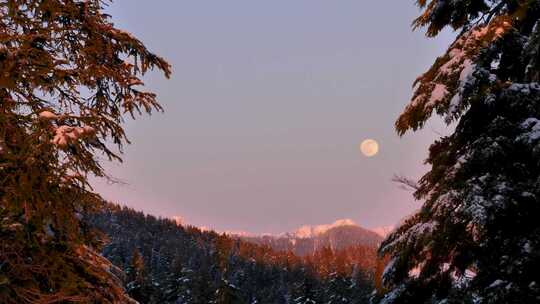 夕阳雪山脚下火烧云