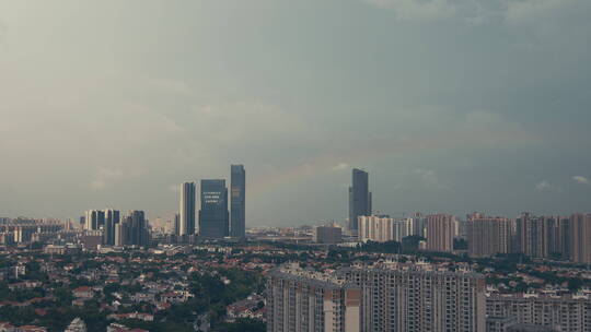 彩虹在雨后出现在城市上方