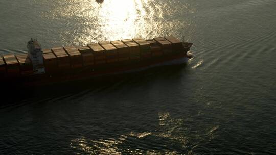 集装箱船在海面行驶航拍
