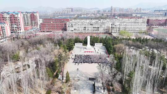 航拍 小学生在烈士陵园祭奠革命烈士