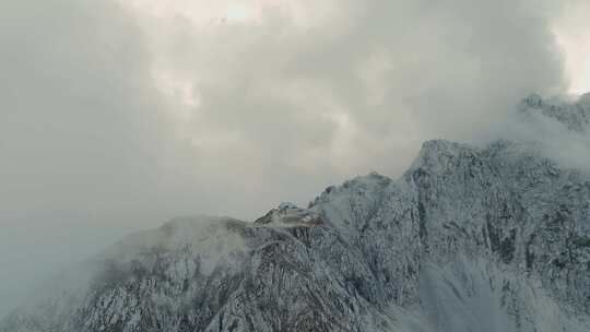 飞过云雾，露出奥地利和卡比北部阿尔卑斯山脉的山顶