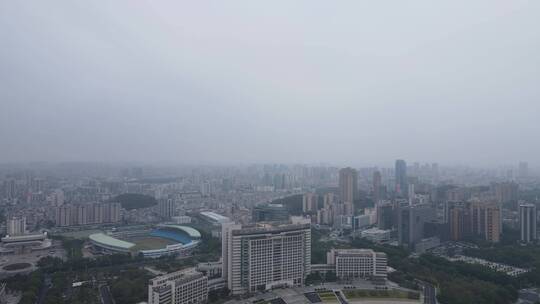 城市阴雨天