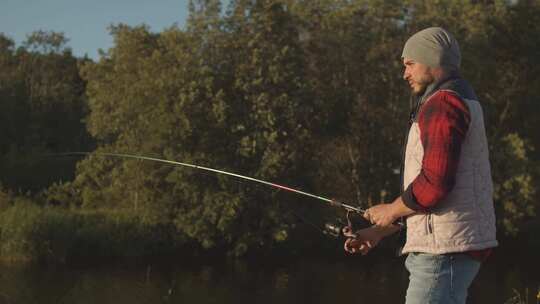 渔夫用鱼竿在河上钓鱼视频素材模板下载