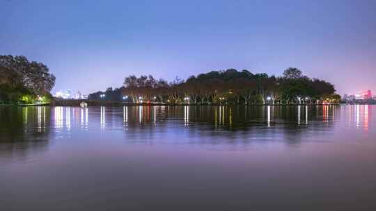 中国杭州 夜色下的西湖孤山西泠桥夜景延时