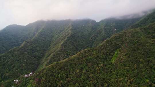 房子，山，云，雨林