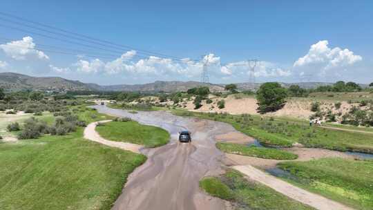 越野车行驶在草原泥泞道路