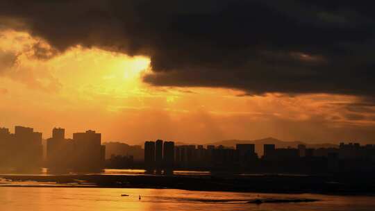 城市天空阳光穿透云层丁达尔效应