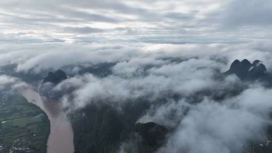 云海中的喀斯特山峰