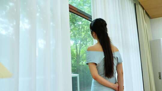 精致女生休闲居家刷剧看窗外