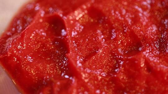 勺子舀起西红柿酱番茄沙司 (2)