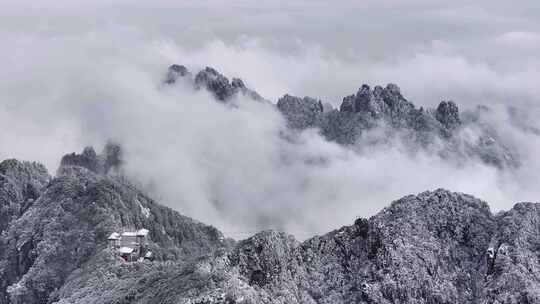 云雾缭绕的雪山景色 安徽黄山 怪石