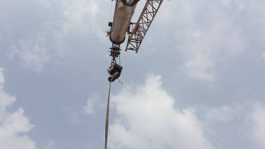 吊机 天空 延时 工人 吊车视频素材模板下载