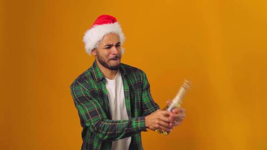 戴圣诞帽的男人打开香槟瓶