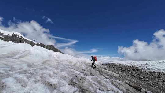 攀登四川第二高峰中山峰的登山队徒步冰塔林