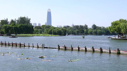 山东济南大明湖公园景区湖面景色与游船游客