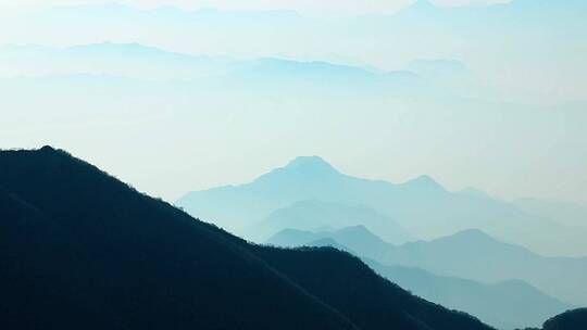 晨雾中的山峦