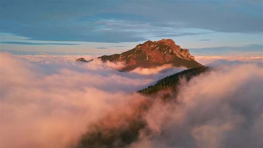 云雾缭绕的山峰