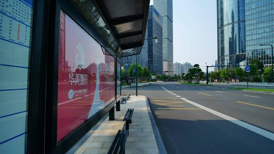 广西南宁五象新区东盟总部基地公共汽车站视频素材模板下载