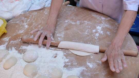 使用传统技术用擀面杖手工制作扁平面包
