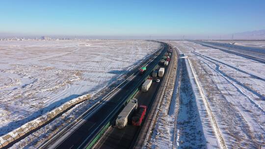 雪后高速公路拥堵车流