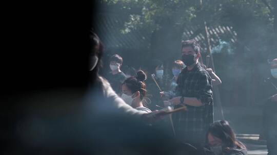 4K升格实拍北京雍和宫内焚香祈福跪拜的游客
