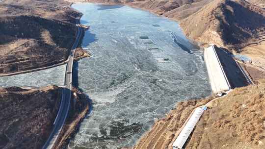 辽宁绥中结冰湖面旁的蜿蜒公路航拍