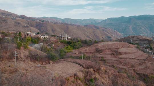 掩隐在西南山区黄土高原的高速公路村庄民居