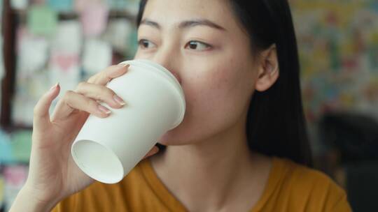 女人坐在咖啡馆喝咖啡视频素材模板下载