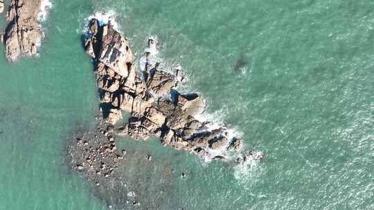 海面岩石俯拍礁石海浪拍打海水冲击浪花暗礁