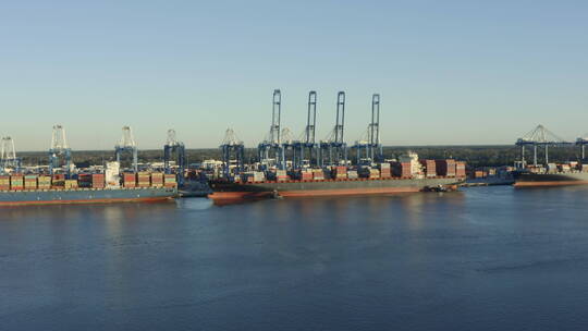 查尔斯顿港口的货船视频素材模板下载
