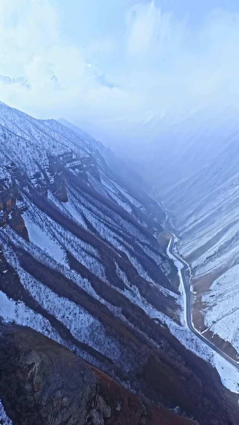雪山山谷间蜿蜒公路