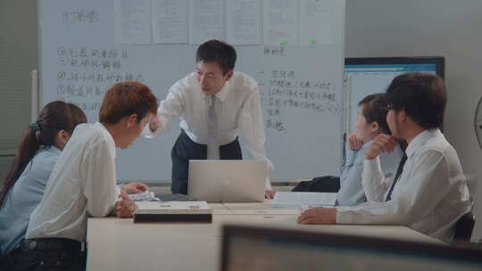 商务团队会议讨论