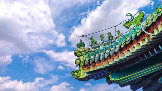 中国古建筑屋檐脊兽蓝天白云和延时