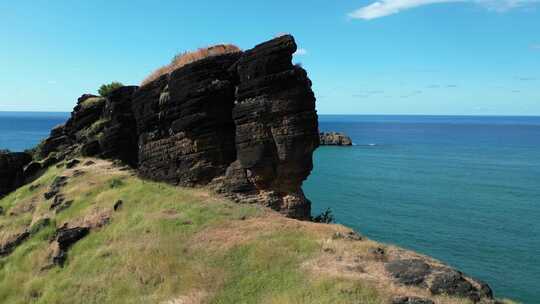 科摩罗群岛海滨龙背火山岩层的海岸鸟瞰图