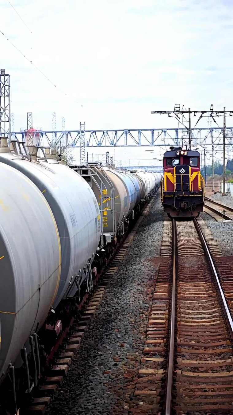 铁路上行驶的货运火车