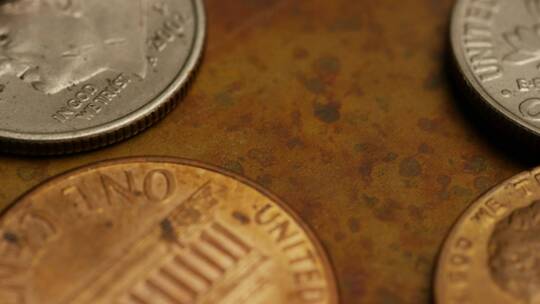 桌上美元硬币的特写