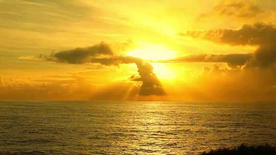 太阳光穿过白云照射在海面上阳光普照海上