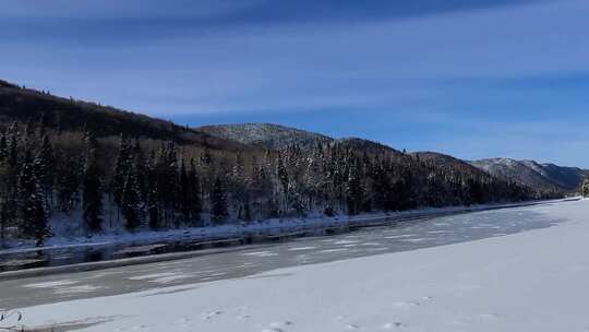 冰冻的河流和白雪覆盖的树木