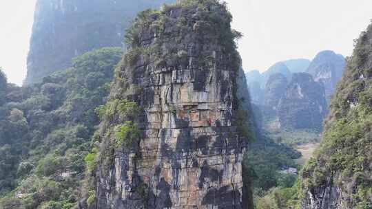 航拍结组攀登桂林阳朔拇指峰的攀岩者