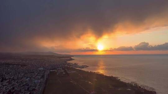 海边城市的日落