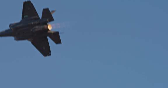 军用喷气式飞机飞向天空中的相机