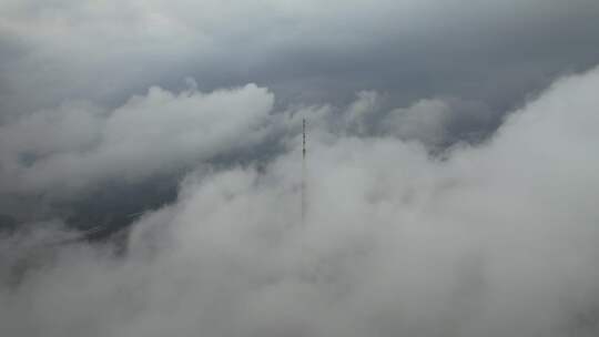 烟雾缭绕的深圳梧桐山电视塔