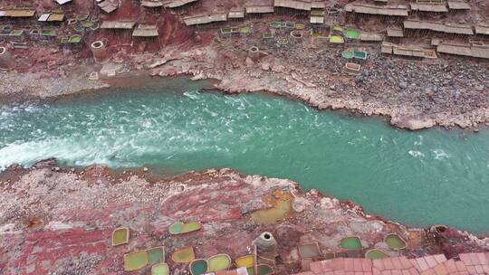 滇藏第一小镇芒康盐井，古老的工艺。