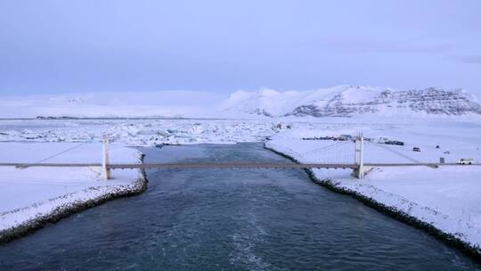 雪地里有一条有桥的河