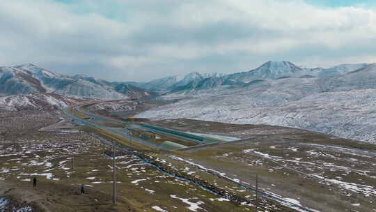 西北雪山高速公路航拍