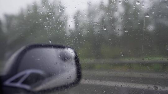 雨天开车